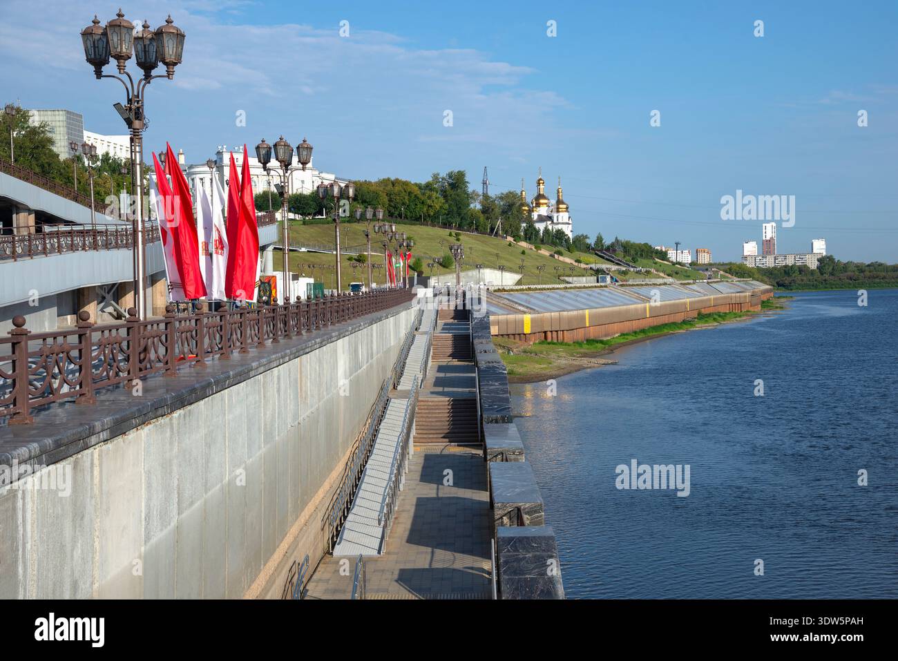 TYUMEN, RUSSIA - 25 AGOSTO 2025: Frammento dell'argine del fiume Tura. Tyumen Foto Stock