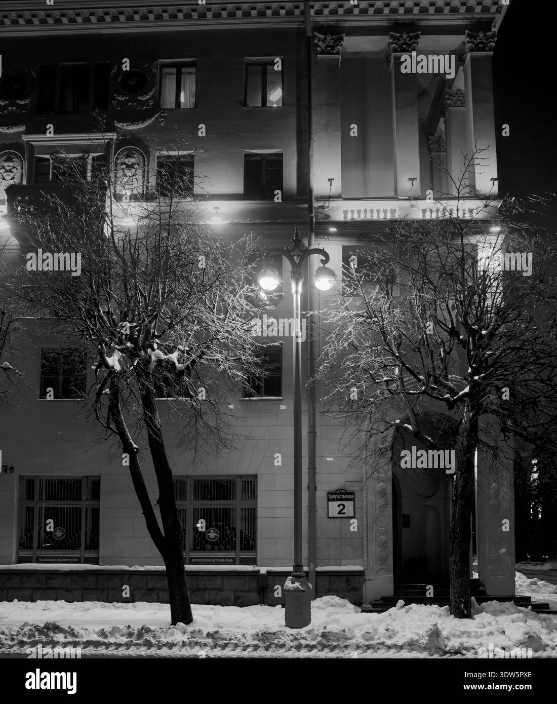Un paesaggio urbano invernale con vecchi edifici storici coperti da uno scintillante strato di ghiaccio dopo la pioggia gelida Foto Stock