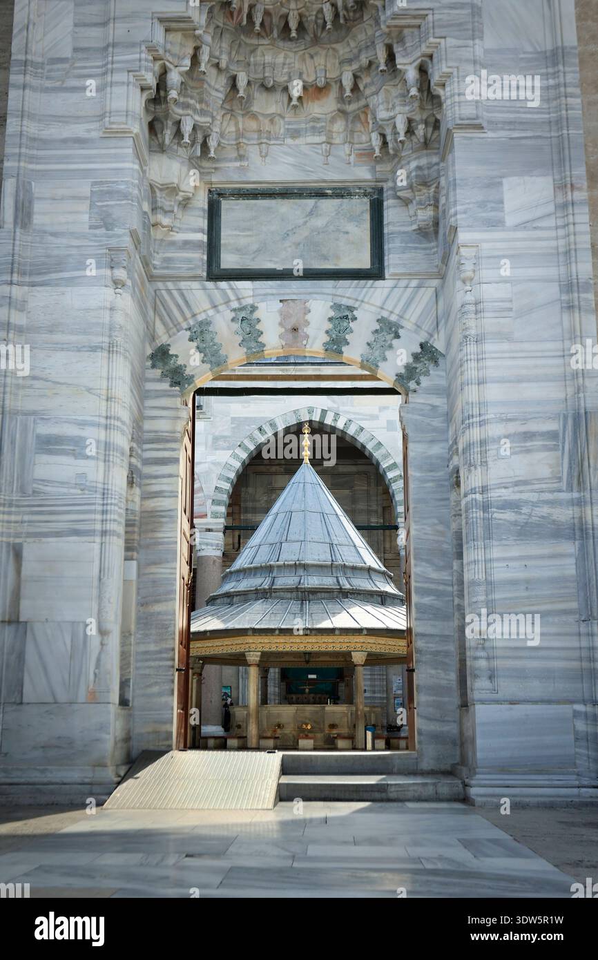 Vista interna della fontana dell'abluzione e degli archi in marmo bianco della moschea musulmana nella città di Istanbul Foto Stock