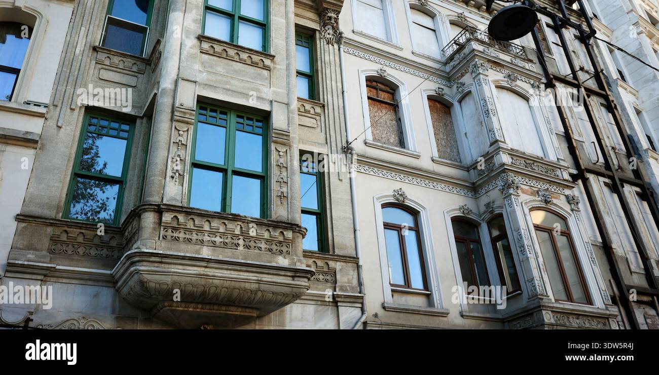 Facciata storica decorata dell'edificio con dettagli decorativi, Istanbul, Turchia Foto Stock