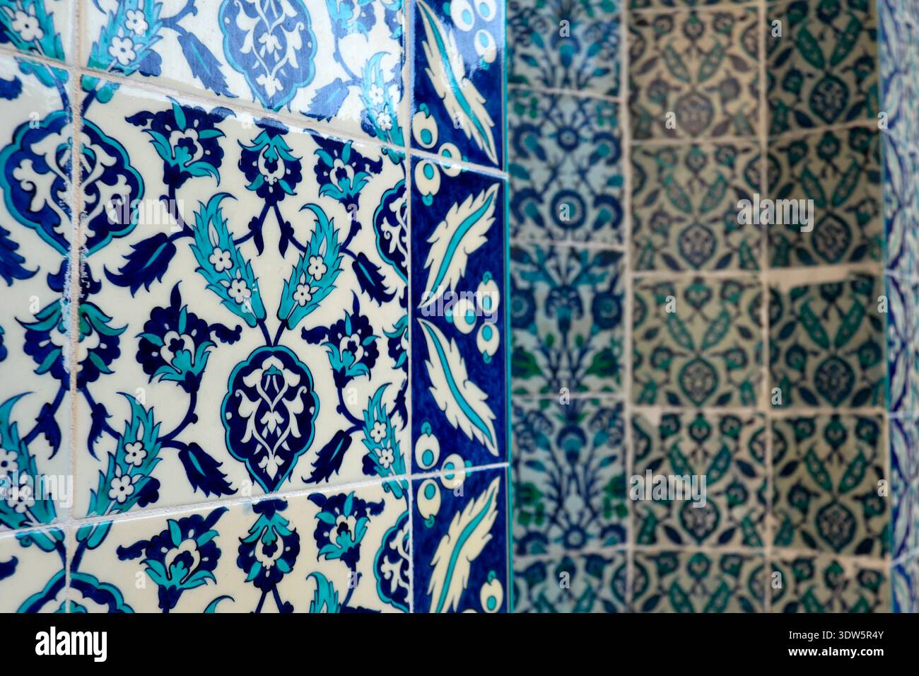 Piastrelle in ceramica tradizionale di Iznik con motivo floreale nella moschea ottomana di Istanbul, Turchia Foto Stock