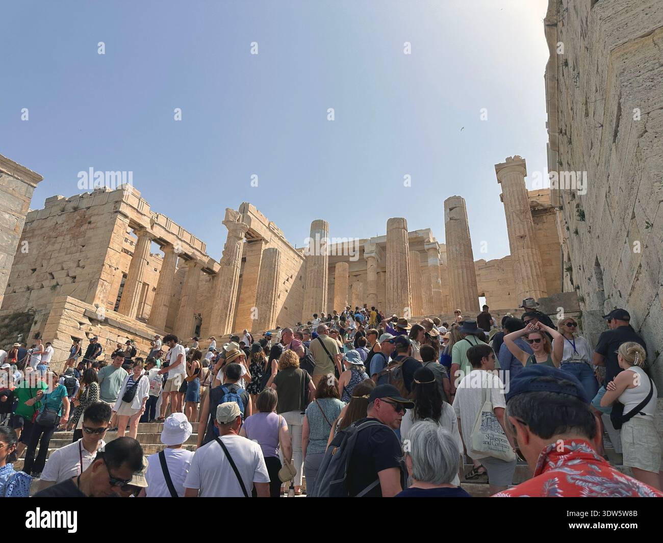 Mostra una folla di fronte al tempio di Erqchtheion presso l'Acropoli di Atene. Foto Stock