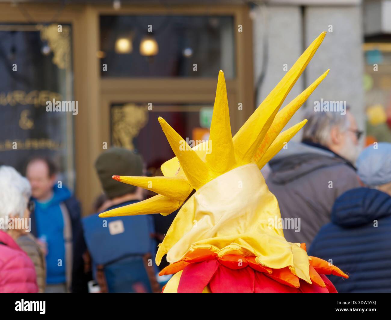 Occhiali e costumi dal sole giallo vibrante al Carnevale Celebration Foto Stock