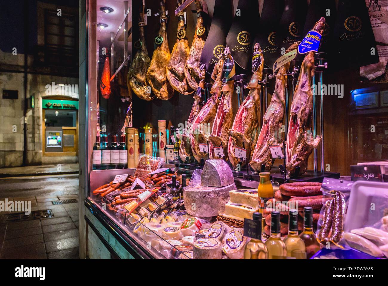 La Casa Real del Jamon store sulla città vecchia di Oviedo nella regione delle Asturie, Spagna Foto Stock