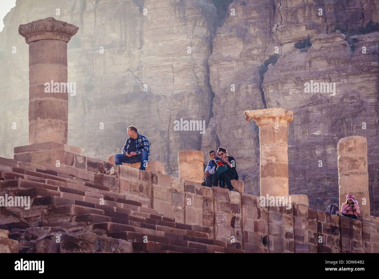 Petra, Giordania - 8 dicembre 2018: Turisti nel grande Tempio di Petra città storica e archeologica Foto Stock