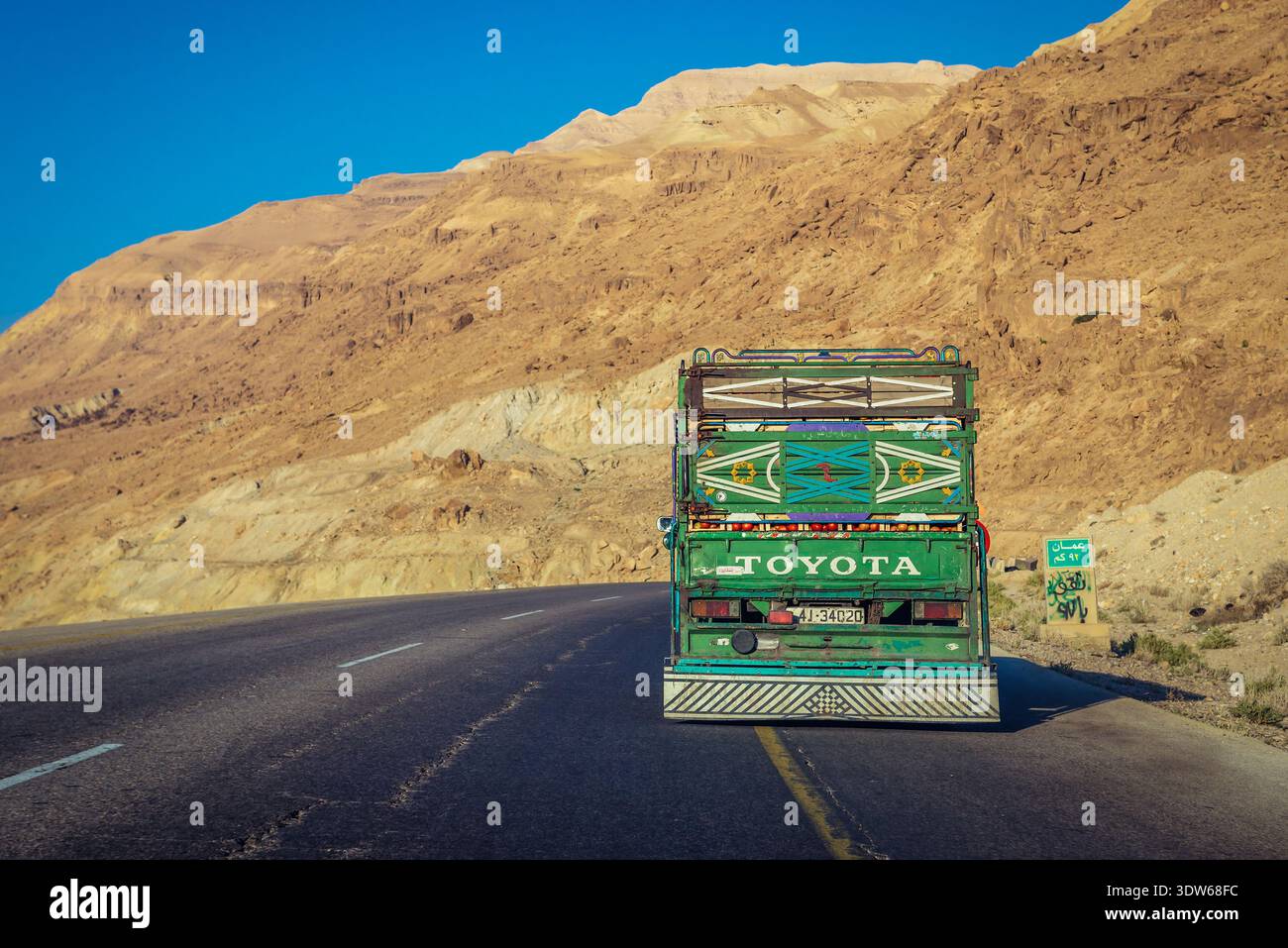 Karak, Giordania - 10 dicembre 2018: Toyota Truck su una strada numero 65 nel Governatorato di Karak Foto Stock