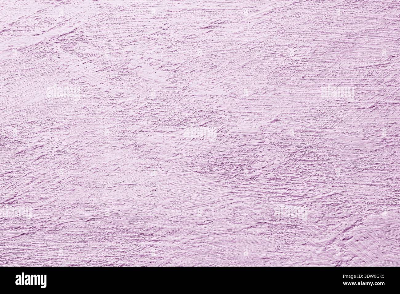 Parete in gesso lilla viola con struttura in cemento ruvido e pennellate visibili. Sfondo grunge astratto con ripetizione di superficie dettagliata e copia Foto Stock