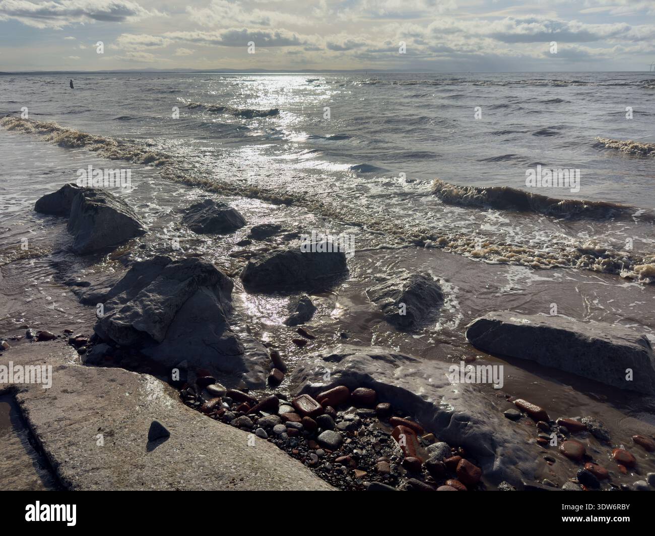 Onde che si infrangono sulla marea in arrivo a Crosby a Merseyside Regno Unito 24 febbraio 2026 - Immagine stock catturata con smartphone