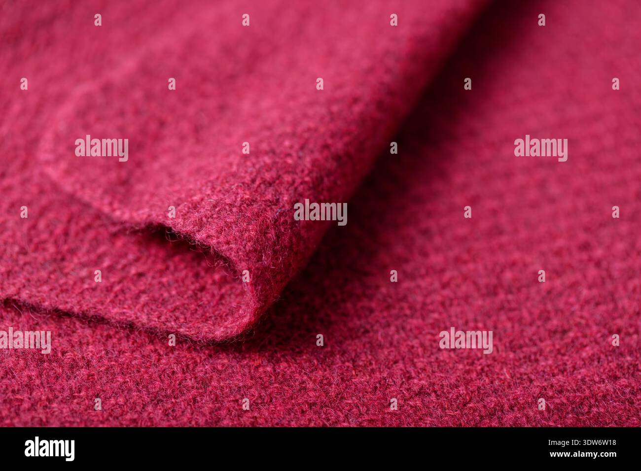 Puro motivo naturale in cashmere di colore rosso viola. Sfondo astratto con spazio di copia Foto Stock