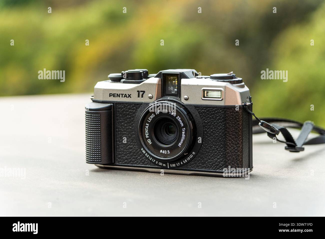 Porto, Portogallo - 28 agosto 2024: La Pentax 17 è una telecamera a mezzo fotogramma da 35 mm con comandi manuali, messa a fuoco a zone, un obiettivo grandangolare fisso, a Foto Stock