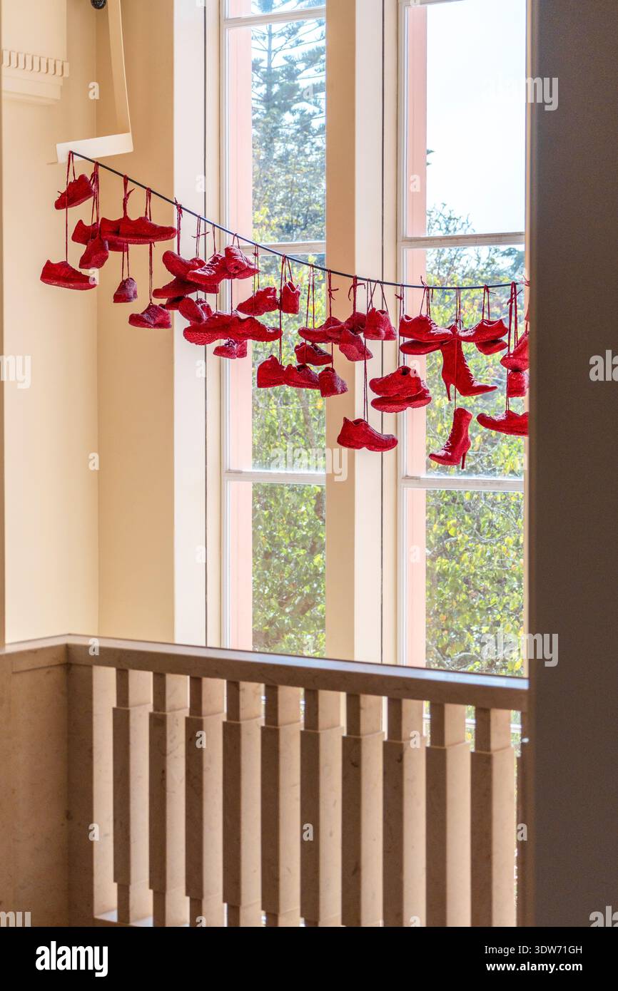 Finestra a Serralves decorata con molte piccole scarpe in una mostra creativa. Foto Stock
