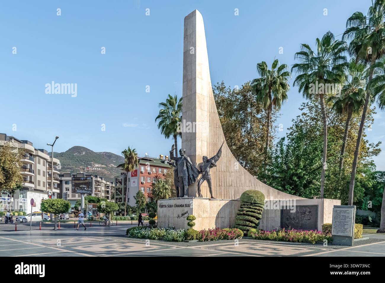 Il Monumento Ataturk in Piazza Hukumet (Hukumet Meydani) nel centro della città di Alanya. Alanya, Turchia - 25 ottobre 2020 Foto Stock