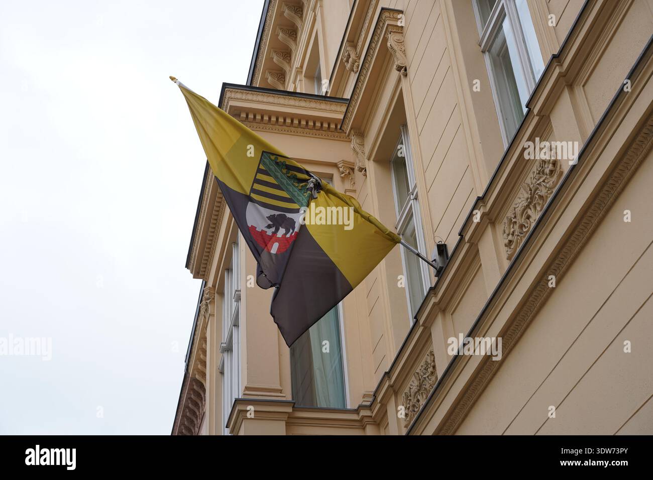 Berlino, Germania - 3 novembre 2025: Primo piano della bandiera della Sassonia-Anhalt che sventola alla rappresentanza dello Stato presso la Federazione di Berlino. Foto Stock