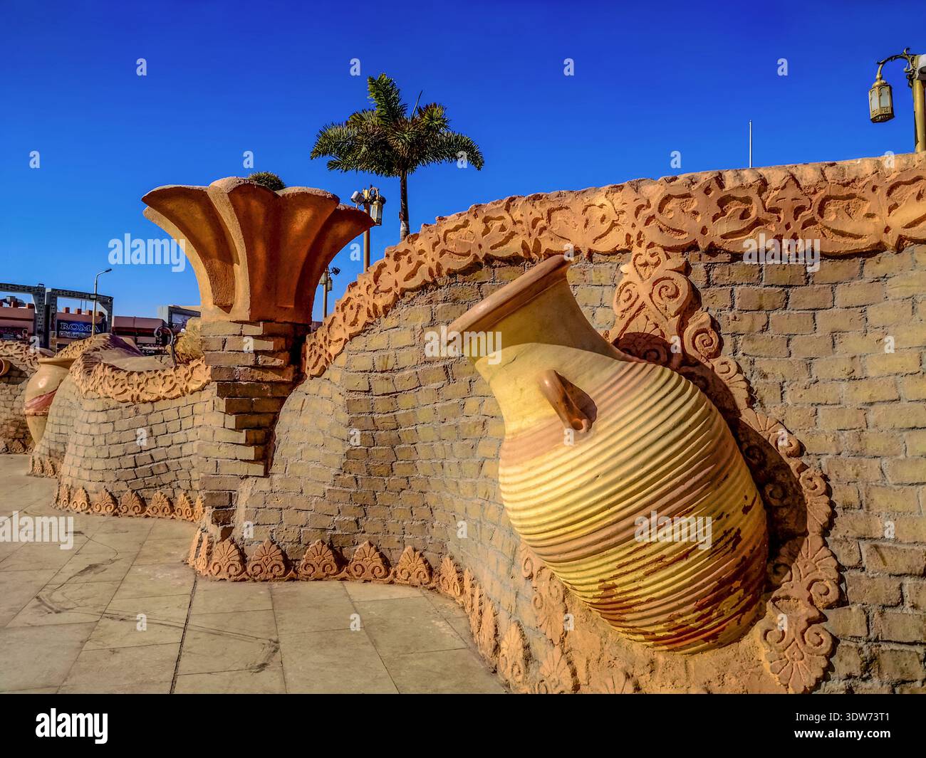 Egitto, Sharm El Sheikh - 17 gennaio 2020: Una brocca che sporge dal muro nel vecchio mercato di Sharm El Sheikh. Piazza della decorazione in Egitto Foto Stock