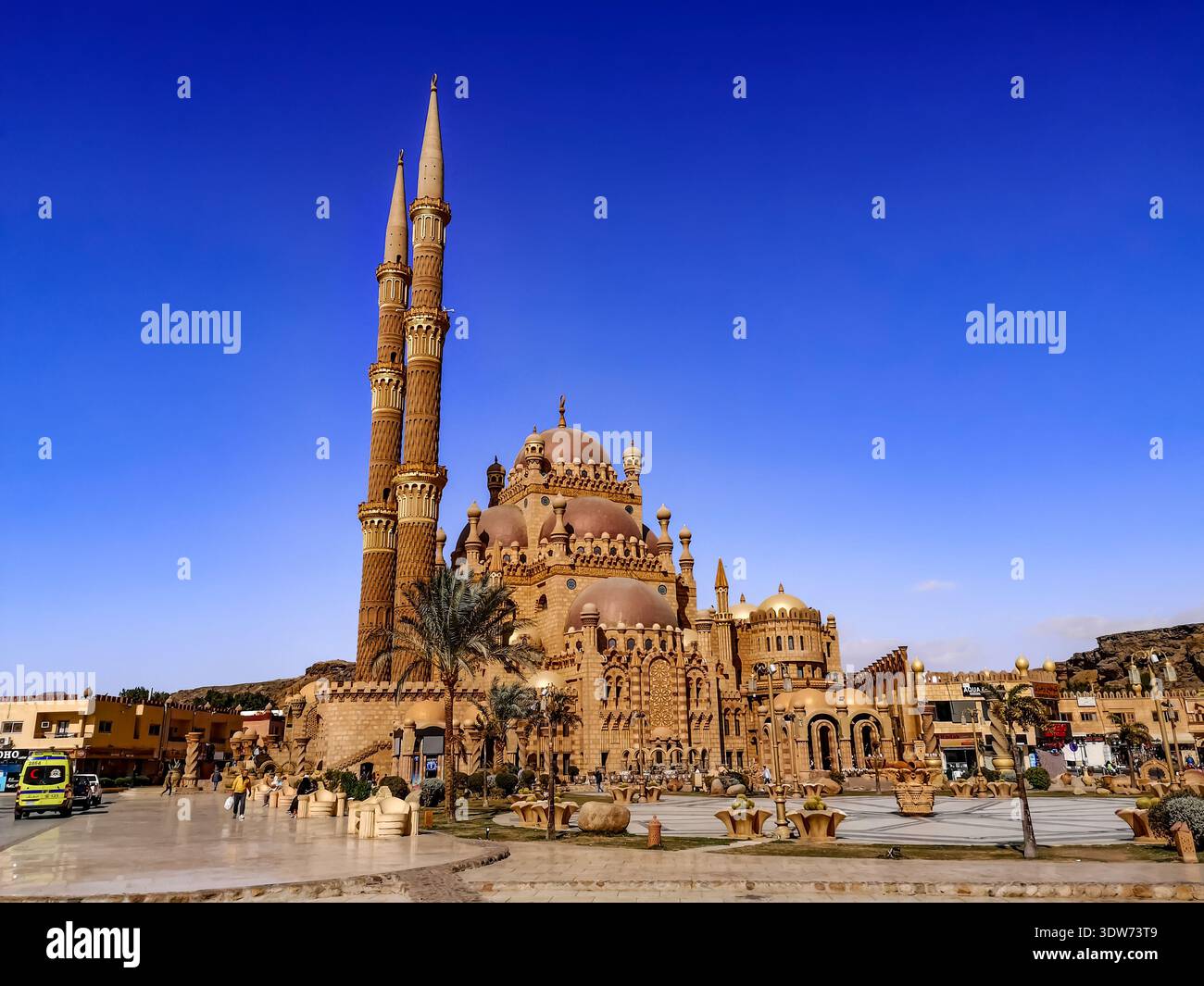 Sharm El Sheikh, Egitto - 17 gennaio 2020: Panorama del vecchio mercato con la Moschea al Sahaba a Sharm El Sheikh. Paesaggio urbano esotico Foto Stock