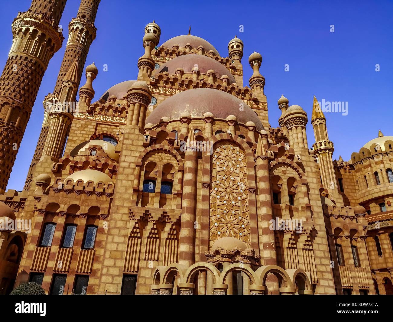 Sharm El Sheikh, Egitto - 17 gennaio 2020: Facciata della moschea al Sahaba (Sharm El Sheikh) con pareti decorative, primo piano. Architettura deliziosa Foto Stock