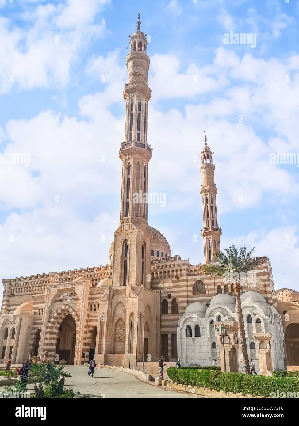 Sharm El Sheikh, Egitto - 18 gennaio 2020: Vista laterale della moschea al Mustafa a Sharm El Sheikh. Facciata a righe di un tempio musulmano con due minareti Foto Stock