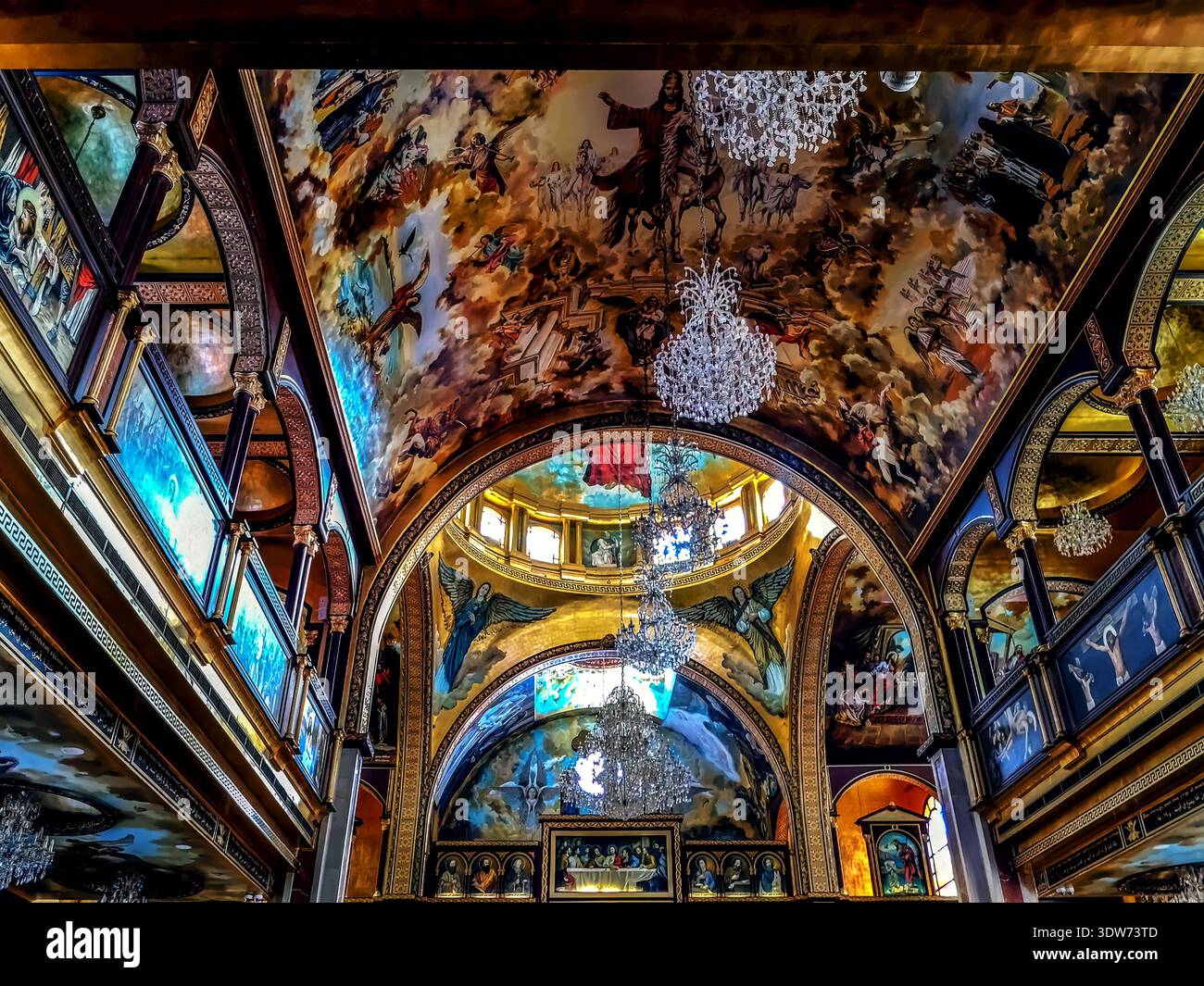 Egitto, Sharm El Sheikh - 18 gennaio 2020: Soffitto dipinto con grandi lampadari e una cupola nella Chiesa copta ortodossa di El Sama-eyeen Foto Stock