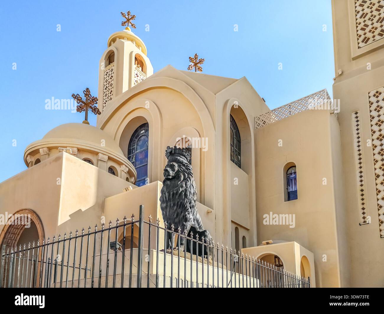 Sharm El Sheikh, Egitto - 18 gennaio 2020: Scultura di un leone con una corona all'ingresso della Chiesa copta di El sama Eyeen a Sharm El Sheikh Foto Stock