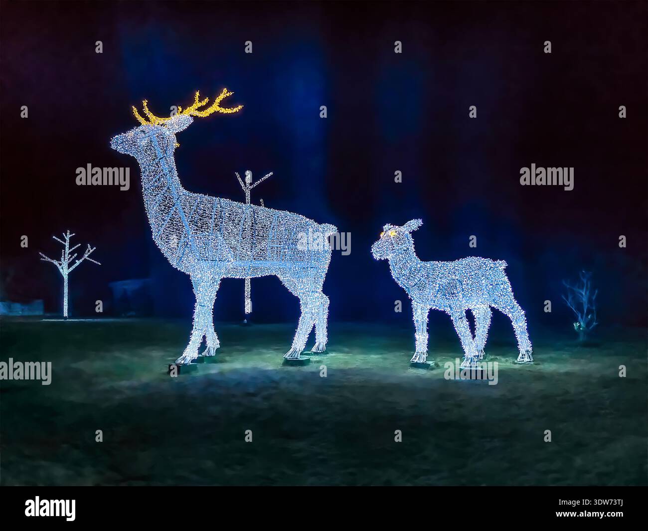 Sharm El Sheikh, Egitto - 18 gennaio 2020: Sculture di cervi luccicanti in Piazza Soho di notte a Sharm El Sheikh, Egitto. Illuminazione natalizia Foto Stock