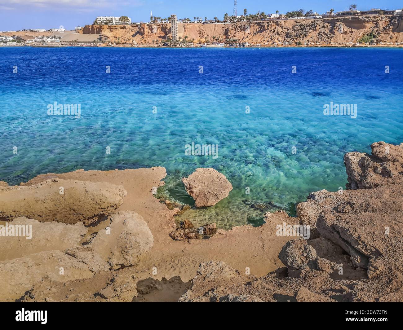 Vista dall'alto del Mar Rosso nella baia di Sharm el-Maya a Sharm El Sheikh, Egitto. Incredibile paesaggio marino nella penisola del Sinai Foto Stock
