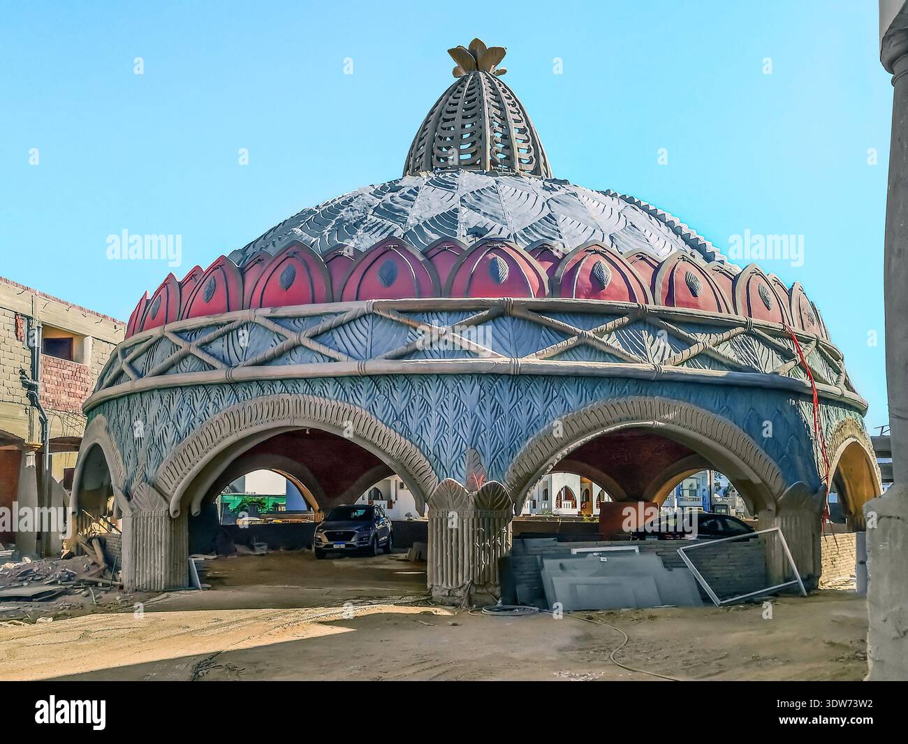 Sharm El Sheikh, Egitto - 22 gennaio 2020: Parcheggio creativo a Sharm El Sheikh. Strana cupola con molte porte ad arco Foto Stock