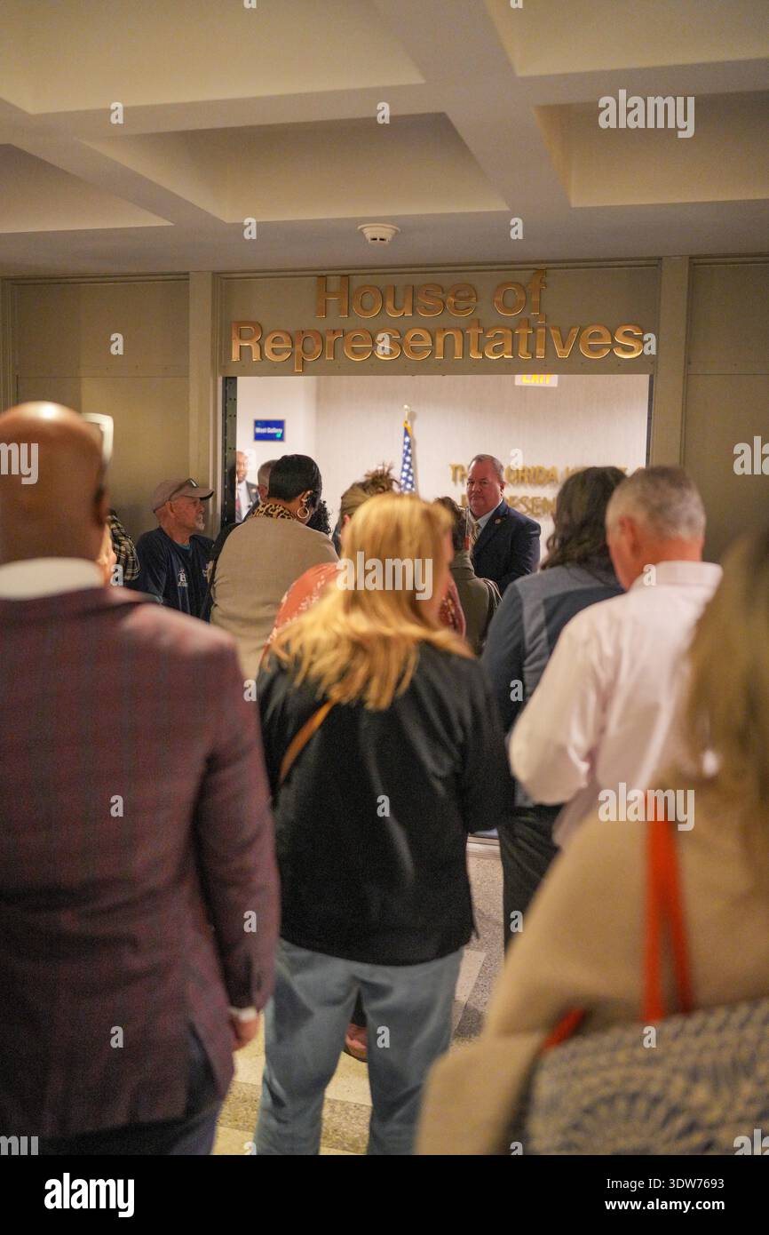 Tallahassee, FLA, Stati Uniti. 25 febbraio 2026. I manifestanti e i cittadini attendono in fila fuori dall'ingresso della camera dei rappresentanti del Campidoglio della Florida per esprimere l'opposizione alle controverse leggi legislative. Il gruppo si è riunito per protestare contro le misure che incidono sui diritti LGBTQ e sull'accesso al voto, tra cui HB 641 per quanto riguarda l'occupazione nell'identità di genere e HB 991 per quanto riguarda l'integrità elettorale. Credito: Tosh Persons / Alamy Live News Foto Stock