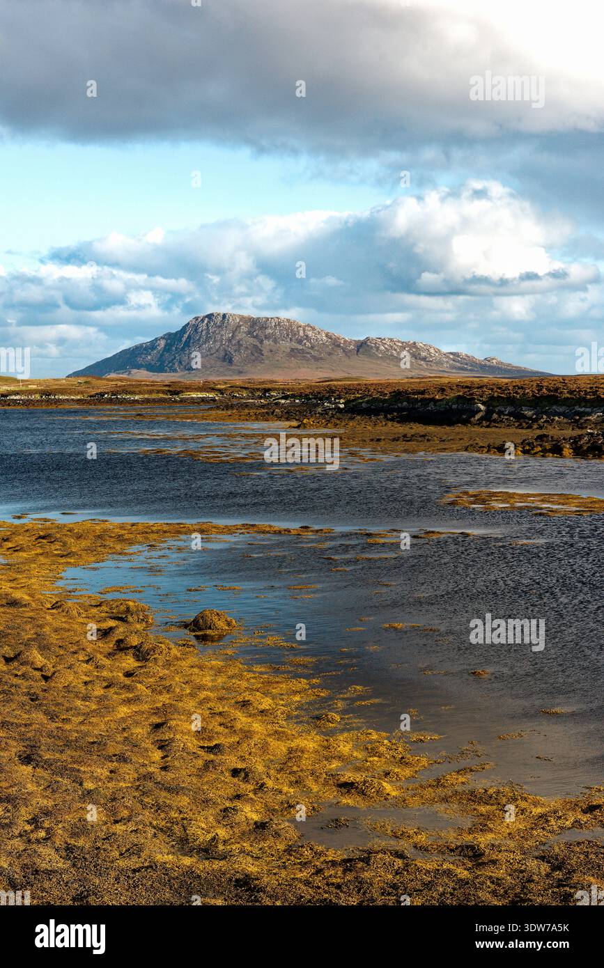 La marea raggiunge l'estremità occidentale del Loch Euphort con Eaval che sale ad est. North Uist, Ebridi esterne, Scozia Foto Stock