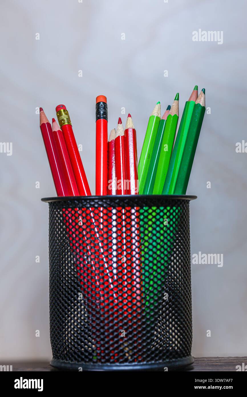 matite rosse e verdi che illustrano il contrasto complementare e l'opposizione cromatica nella teoria dei colori. Foto Stock