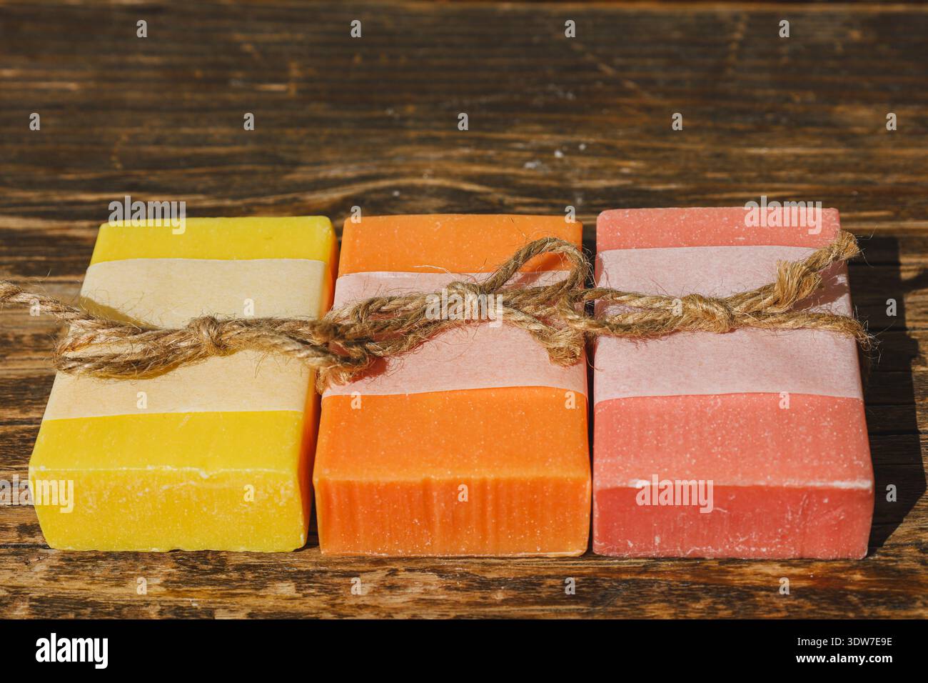 Saponette artigianali fatte a mano con spago naturale Foto Stock