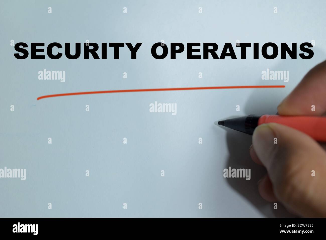 Concetto di operazioni di sicurezza scrivere su libro isolato su tavolo di legno. Per la gestione della sicurezza informatica, il monitoraggio, la difesa dei sistemi IT e la rete aziendale Foto Stock