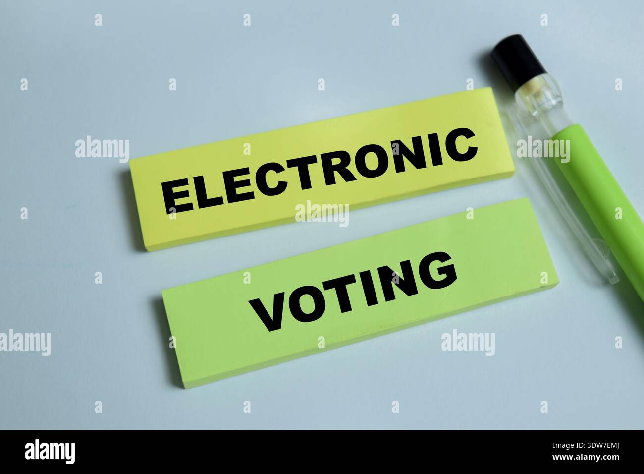 Concetto di votazione elettronica scrivere su note adesive isolate su un tavolo di legno. Sta votando che utilizza mezzi elettronici per aiutare o prendersi cura di castin Foto Stock