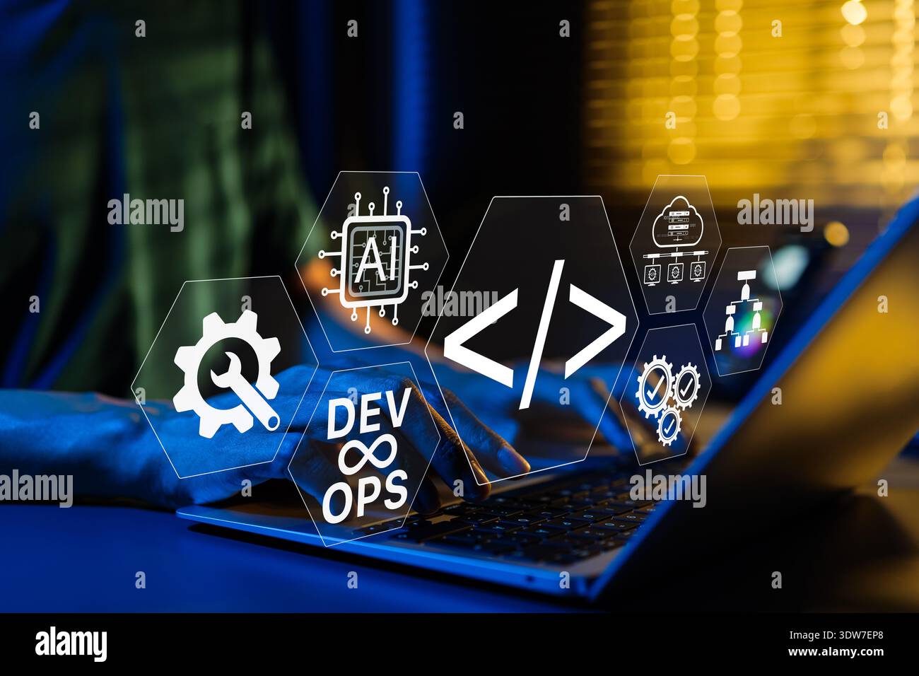 Concetto di integrazione DevOps e ai nel processo di sviluppo del software. Sviluppatore che lavora su laptop con icone di codifica digitale, automazione, programmazione, Foto Stock