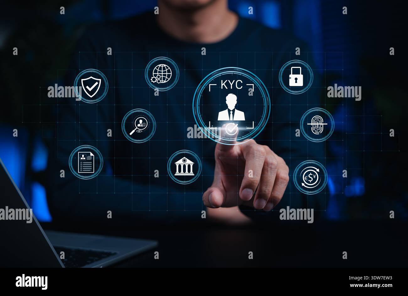 Concetto di verifica KYC. Utente che utilizza l'interfaccia digitale per confermare l'identità del cliente con conformità bancaria sicura e prevenzione delle frodi finanziarie Foto Stock