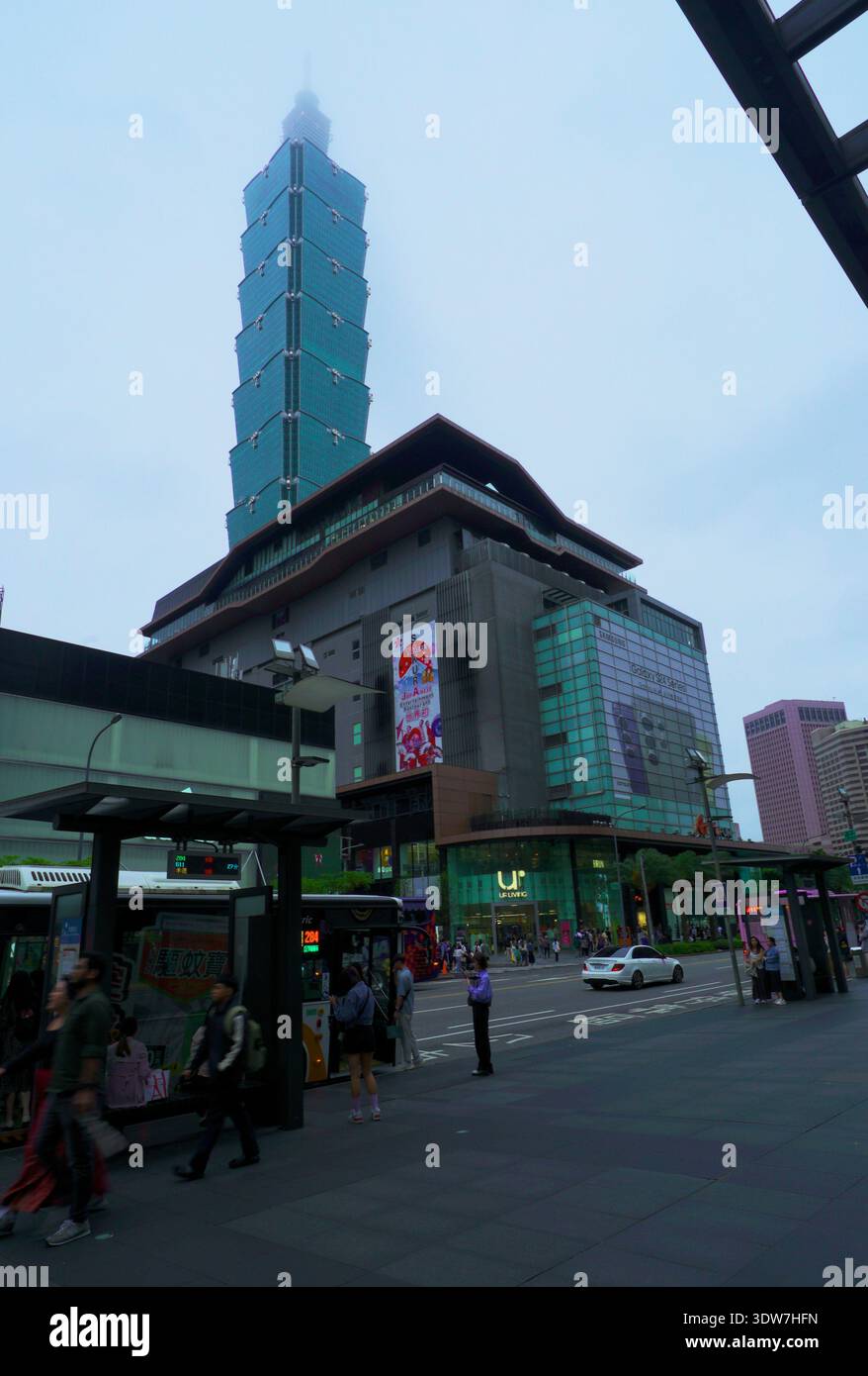 Centro commerciale ATT 4 a Taipei con fermata dell'autobus in primo piano e Taipei 101 sullo sfondo. Foto Stock