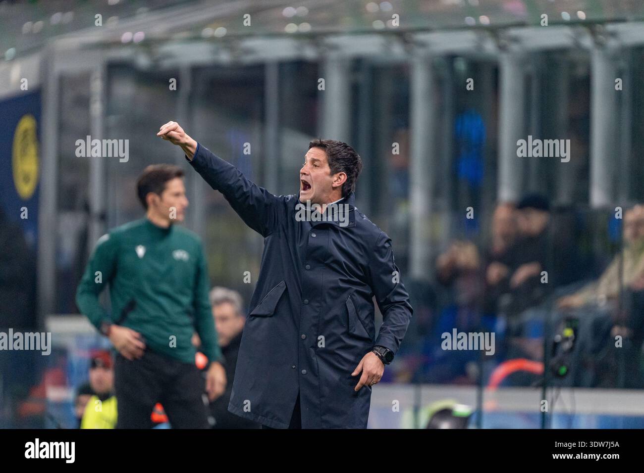 Cristian Chivu ha visto durante la partita a eliminazione diretta della UEFA Champions League tra le squadre dell'Internazionale Milano e Bodo Glimt (Kazimierz Koper/Ball Raw IMA Foto Stock