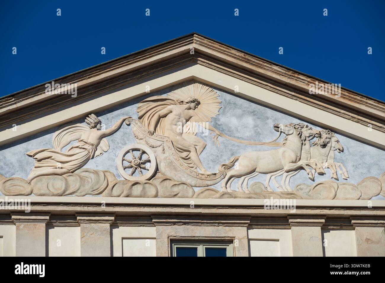 Italia, Lombardia, Milano, Teatro alla Scala, facciata di dettaglio, carro del Sole inseguito dalla notte (o carro di Apollo) Foto Stock
