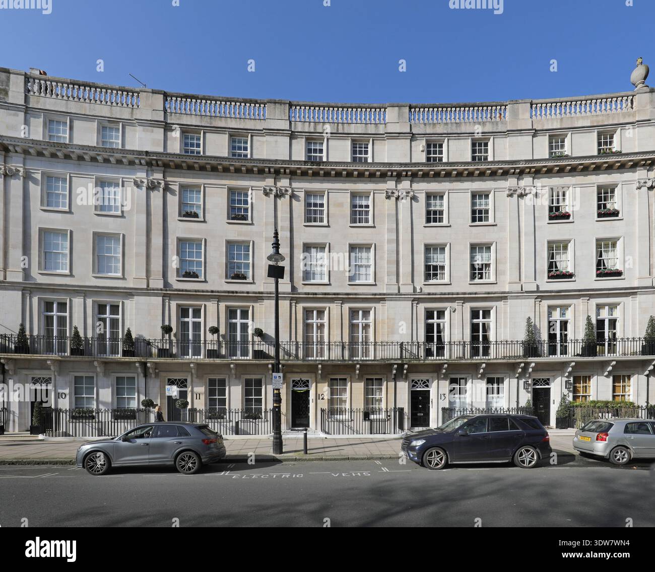 Wilton Crescent, Knightsbridge, Londra, Regno Unito. Una terrazza curva di case georgiane nel ricco quartiere di Belgravia a Londra. Foto Stock