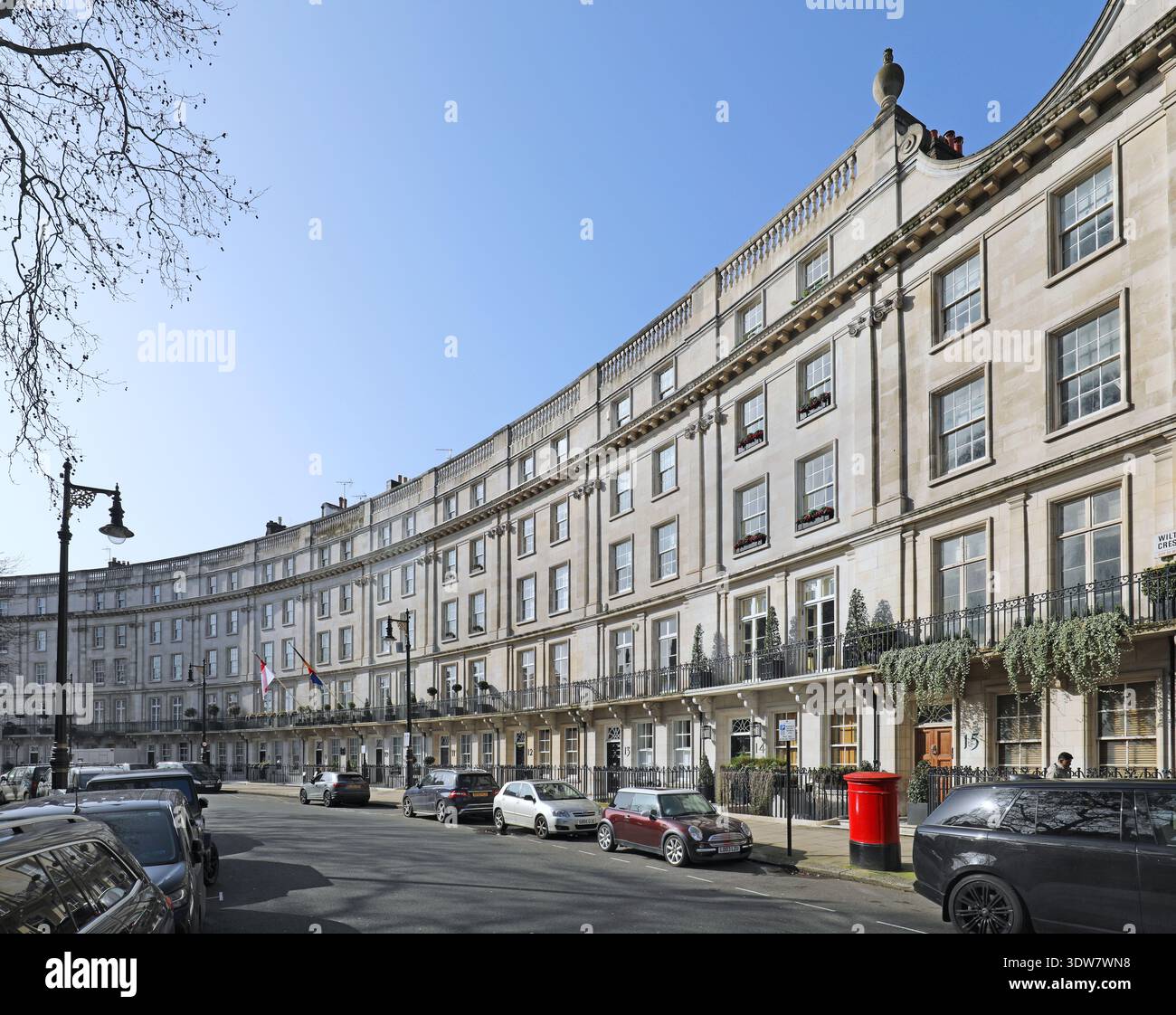 Wilton Crescent, Knightsbridge, Londra, Regno Unito. Una terrazza curva di case georgiane nel ricco quartiere di Belgravia a Londra. Foto Stock