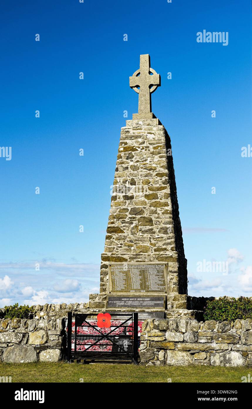 Benbecula War Memorial, Ebridi esterne, Scozia, commemora la prima e la seconda guerra mondiale con nomi di isola caduta. Colonna in pietra sul lato della strada sulla A865 nel centro dell'isola Foto Stock