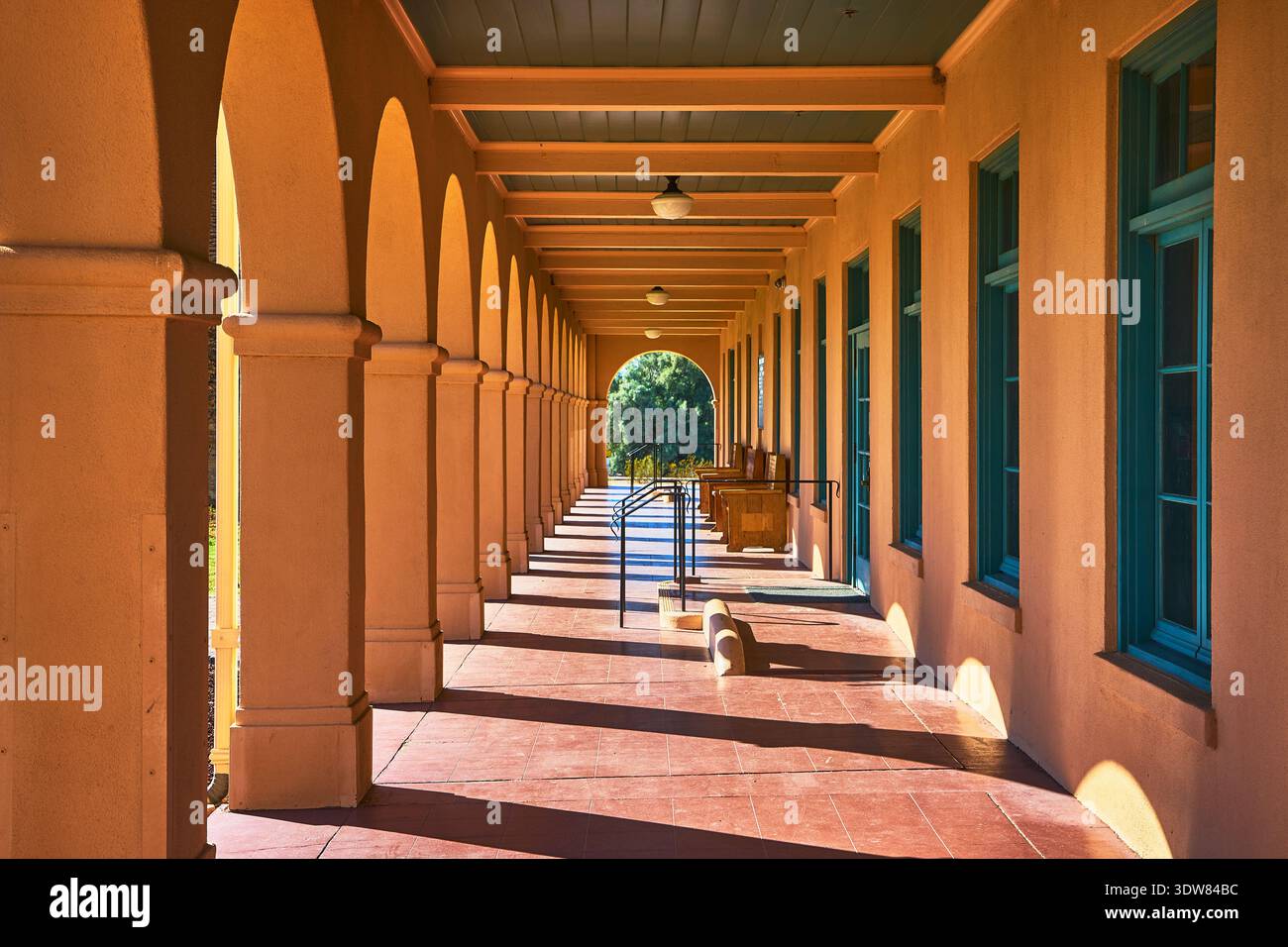 Passerella ad arco con ombre presso lo storico Kelso Visitors Center di Mojave, California Foto Stock