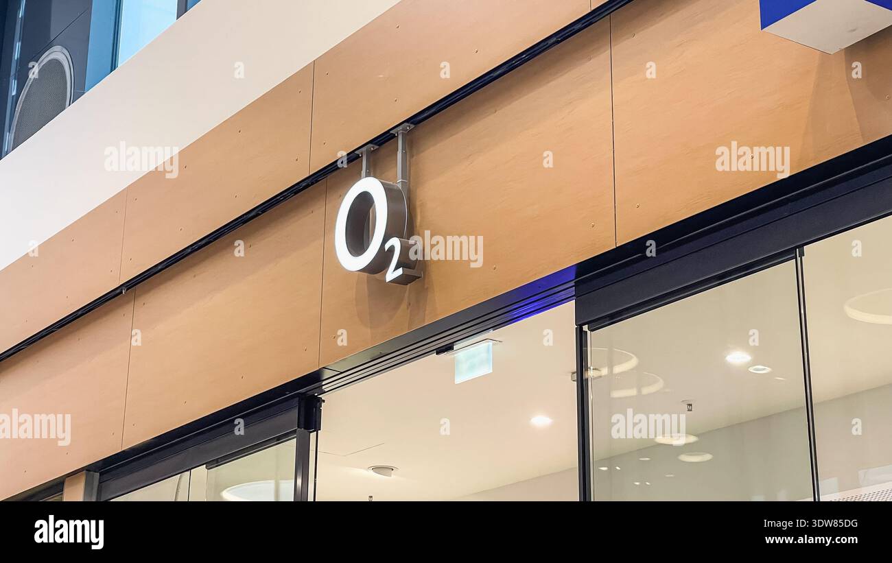 15 febbraio 2026, Lubecca, Germania: Cartello illuminato del punto vendita O2 montato sulla facciata in legno del centro commerciale Foto Stock