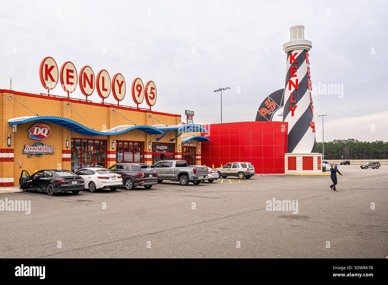 Vista dall'esterno della fermata e del Travel center Kenly 95 di Kenly, North Carolina. Il complesso lungo la strada dell'Interstate 95 include ristoranti. Foto Stock