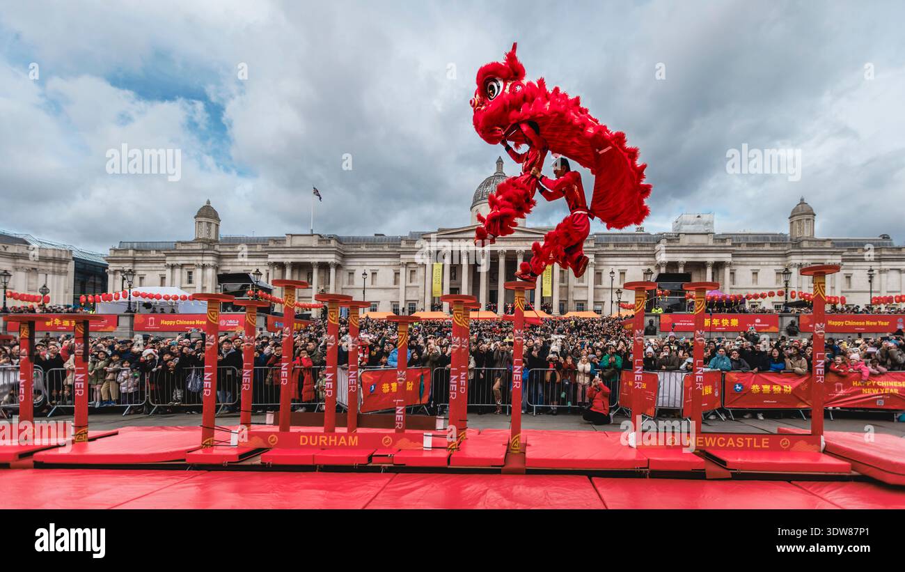 La spettacolare danza dei leoni in Trafalgar Square durante la celebrazione del capodanno cinese. Foto Stock