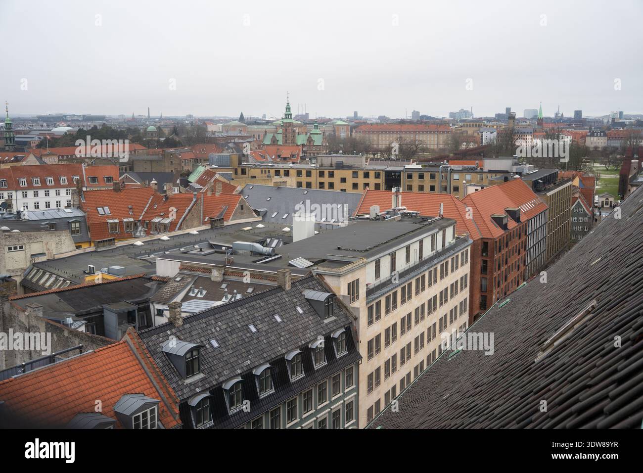 Vista panoramica dei tetti di tegole rosse di Copenaghen e del centro storico della città Foto Stock