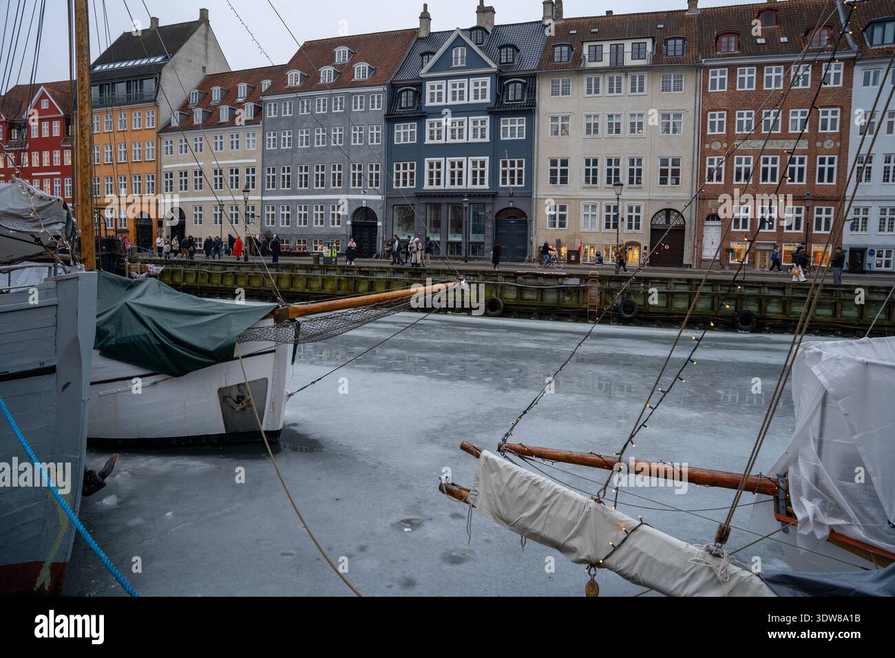 Porto di Nyhavn con edifici colorati e barche a Copenhagen, Danimarca Foto Stock