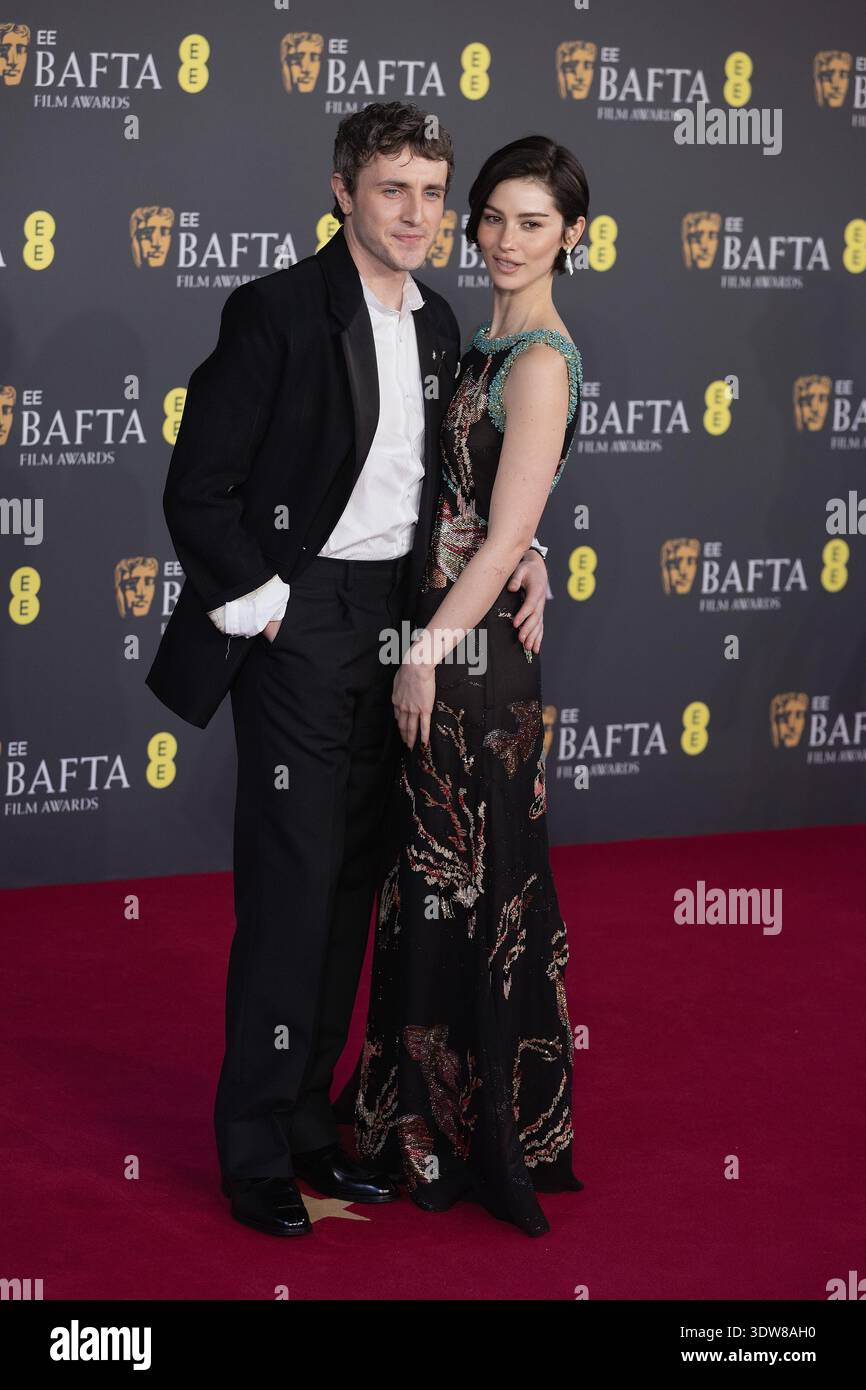 Londra, Regno Unito. 22 febbraio 2026. Paul Mescal e Gracie Abrams partecipano agli EE BAFTA Film Awards 2026 Red Carpet Arrivals alla Royal Festival Hall di Londra, Inghilterra, Regno Unito. Credito: S.A.M./Alamy Live News Foto Stock