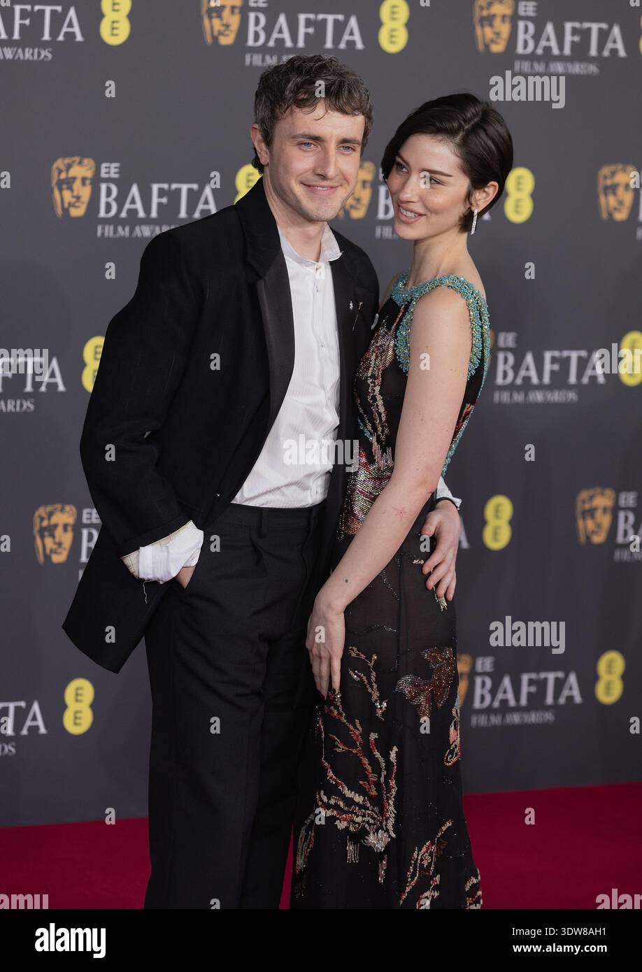 Londra, Regno Unito. 22 febbraio 2026. Paul Mescal e Gracie Abrams partecipano agli EE BAFTA Film Awards 2026 Red Carpet Arrivals alla Royal Festival Hall di Londra, Inghilterra, Regno Unito. Credito: S.A.M./Alamy Live News Foto Stock