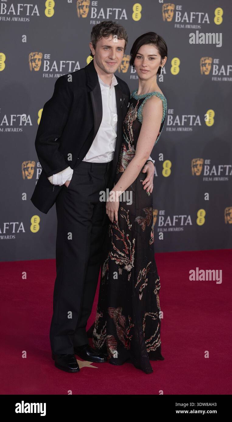 Londra, Regno Unito. 22 febbraio 2026. Paul Mescal e Gracie Abrams partecipano agli EE BAFTA Film Awards 2026 Red Carpet Arrivals alla Royal Festival Hall di Londra, Inghilterra, Regno Unito. Credito: S.A.M./Alamy Live News Foto Stock