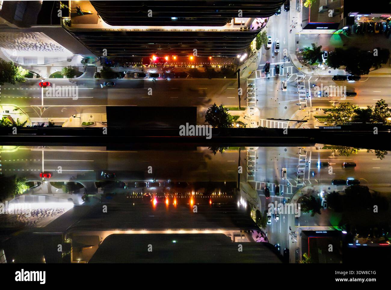 Vista dall'alto del traffico cittadino di Miami di notte riflessa dalle alte finestre dell'edificio Foto Stock